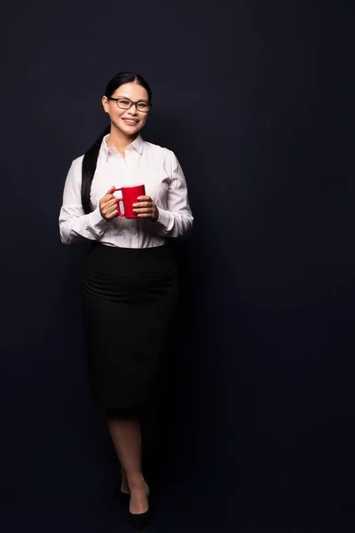 Mujer de negocios disfrutando de un descanso de café sosteniendo la taza roja —  Fotos de Stock