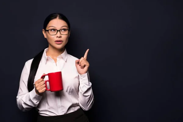 Affärskvinna njuter kaffepaus holding röd kopp — Stockfoto