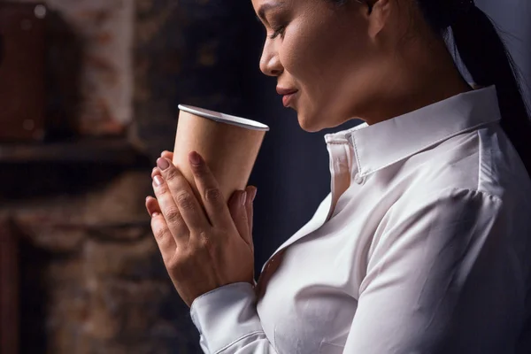 Retrato de una mujer de negocios tomando café —  Fotos de Stock