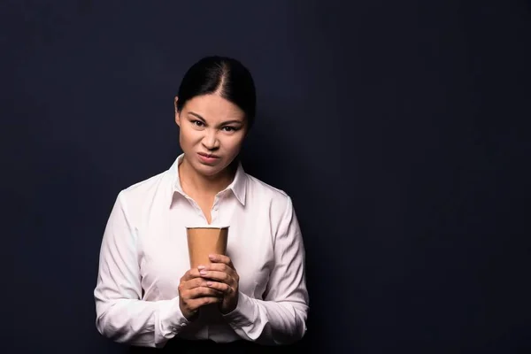 Retrato de empresária tomando café — Fotografia de Stock