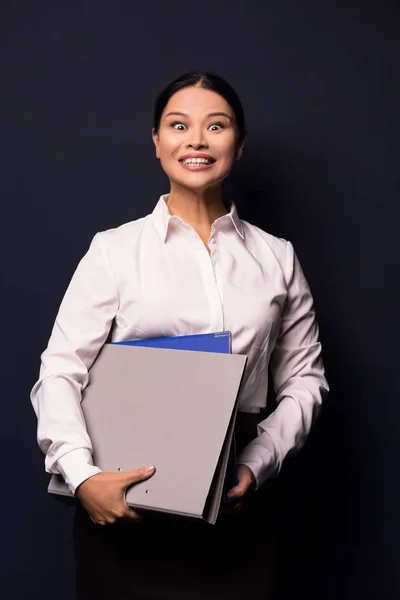 Portrait de jeune femme d'affaires souriante heureuse avec dossier — Photo
