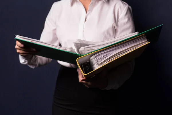 Retrato de joven feliz sonriente mujer de negocios con carpeta — Foto de Stock