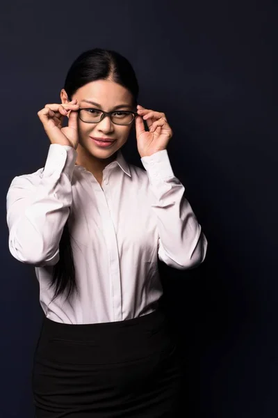 Retrato de mujer morena hermosa joven elegantemente vestida. — Foto de Stock