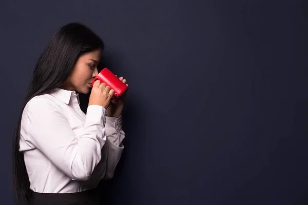 Geschäftsfrau genießt Kaffeepause mit roter Tasse — Stockfoto