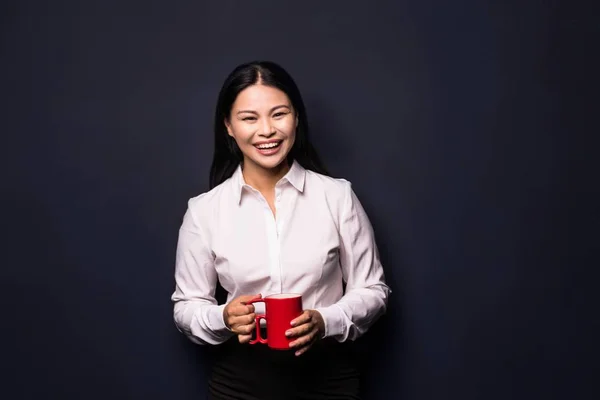 Femme d'affaires profitant d'une pause café tenant tasse rouge — Photo