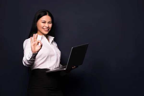 Bruneta žena objetí laptop — Stock fotografie