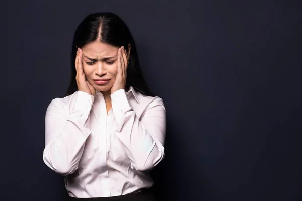 Porträt einer müden jungen Geschäftsfrau — Stockfoto