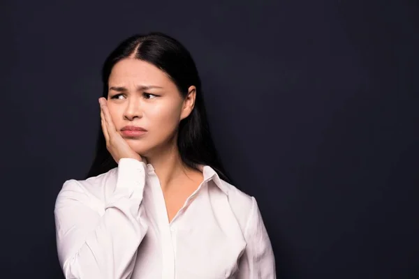 Ritratto di giovane donna d'affari stanca — Foto Stock