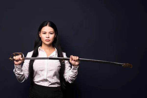 Mujer de negocios asiática con espada — Foto de Stock