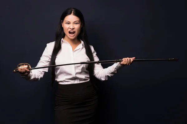 Asiatique femme d'affaires avec épée — Photo