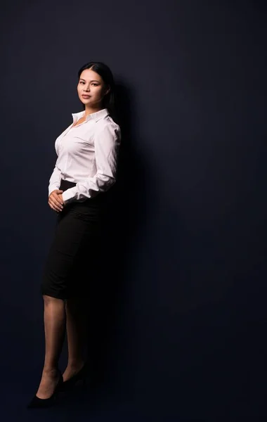 Retrato de larga duración de una joven mujer de negocios hermosa — Foto de Stock