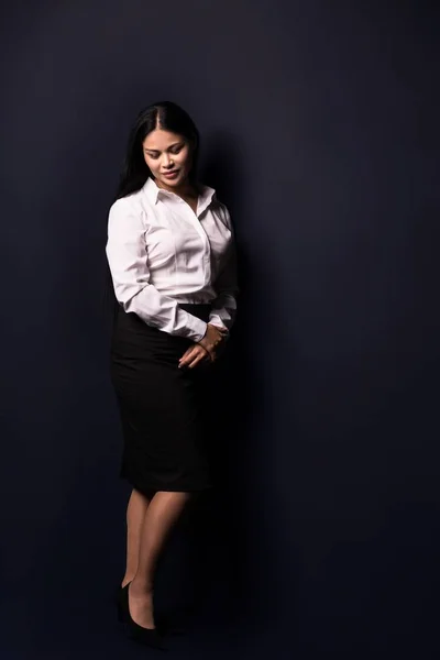 Full length portrait of a young beautiful businesswoman — Stock Photo, Image