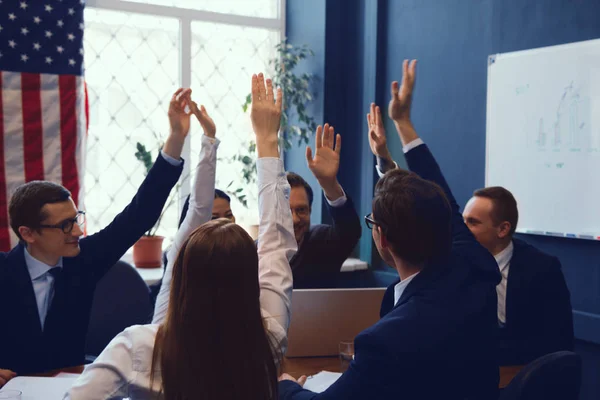 Grupo de empresários em discussão — Fotografia de Stock