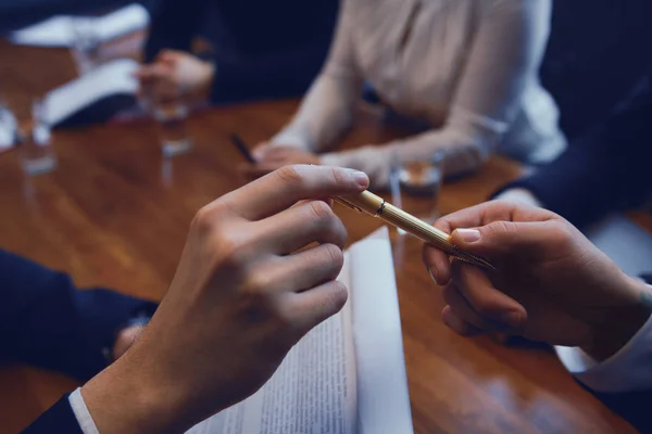 Gruppe von Geschäftsleuten diskutiert — Stockfoto