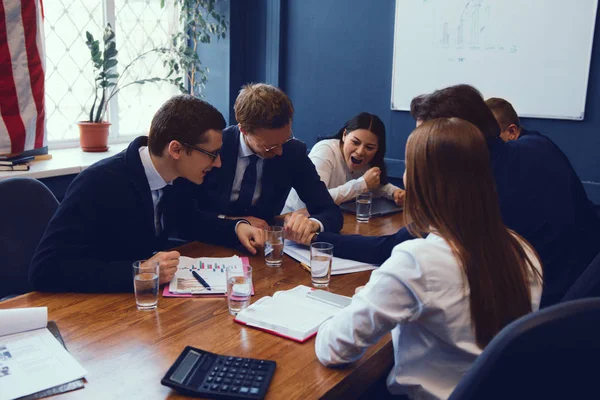 Gruppe af forretningsfolk, der har diskussion - Stock-foto