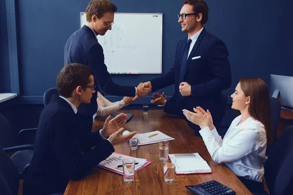Gente de negocios dándose la mano, terminando una reunión — Foto de Stock
