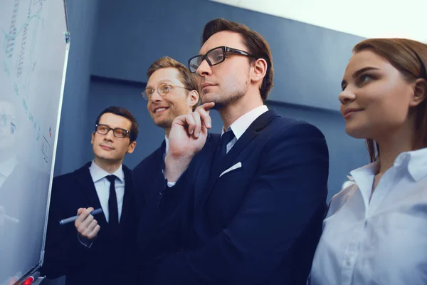 Les gens d'affaires ayant sur présentation au bureau — Photo