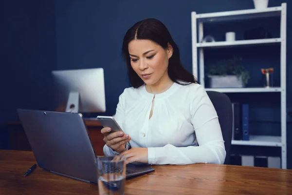 Mulher de negócios trabalhando no escritório com laptop — Fotografia de Stock