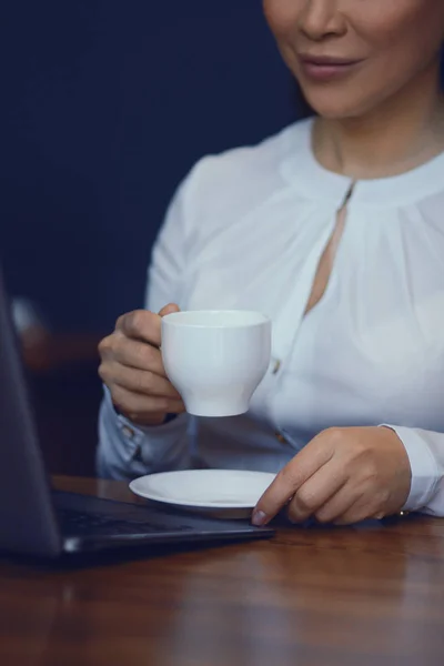 Zakelijke vrouw werkt in het kantoor met laptop — Stockfoto