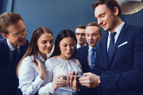 Smilende forretningsfolk poserer for selfie - Stock-foto