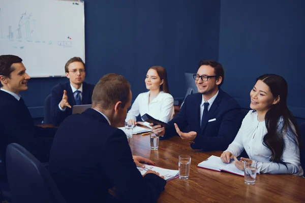 Equipo empresarial joven teniendo una sesión de lluvia de ideas — Foto de Stock