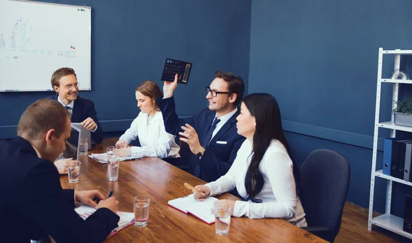 Jovem equipe de negócios tendo uma sessão de brainstorming — Fotografia de Stock