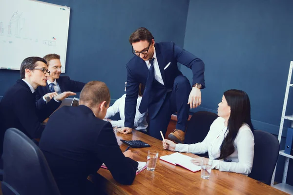 Jovem equipe de negócios tendo uma sessão de brainstorming — Fotografia de Stock