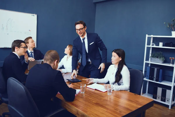 Unga företag-teamet med en brainstorming — Stockfoto