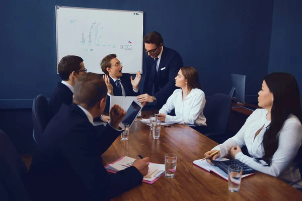 Jovem equipe de negócios tendo uma sessão de brainstorming — Fotografia de Stock