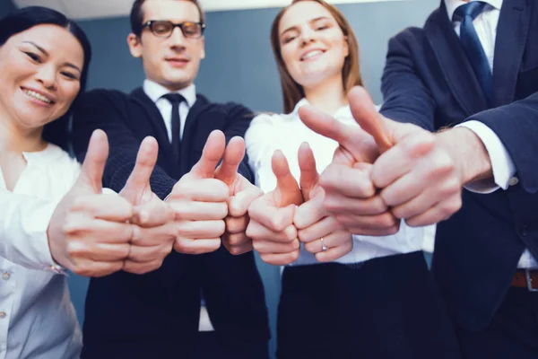 Equipe de negócios mostrando polegares para cima — Fotografia de Stock