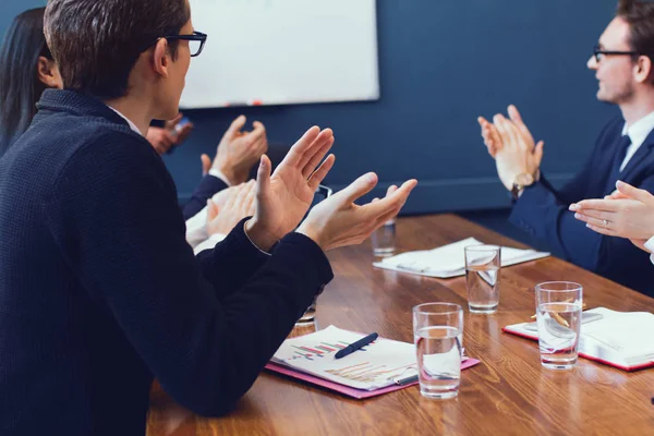 Unga företag-teamet med en brainstorming — Stockfoto