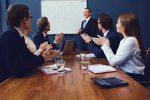 Jovem equipe de negócios tendo uma sessão de brainstorming — Fotografia de Stock