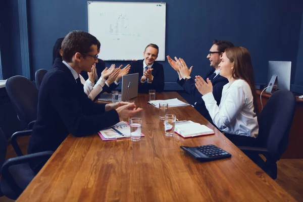 Jovem equipe de negócios tendo uma sessão de brainstorming — Fotografia de Stock