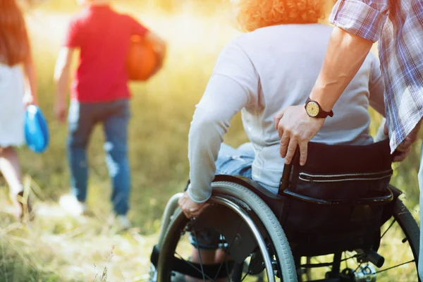 Kadının tekerlekli sandalyede geri bakmak yukarıya kapatmak. — Stok fotoğraf
