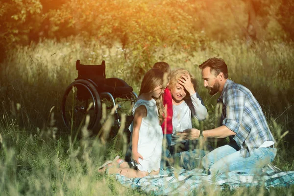 Boldog családi figyelembe selfie a piknik a parkban. Deréktól lefelé bénult — Stock Fotó