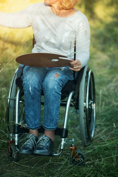 Kadın dışında şövale üzerinde çizim tekerlekli sandalyede — Stok fotoğraf