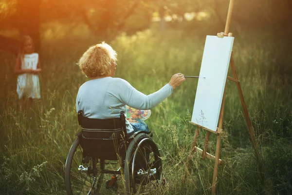 Kadın dışında şövale üzerinde çizim tekerlekli sandalyede — Stok fotoğraf