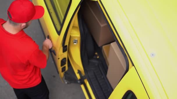 Delivery man gives cardbox to a woman — Stock Video