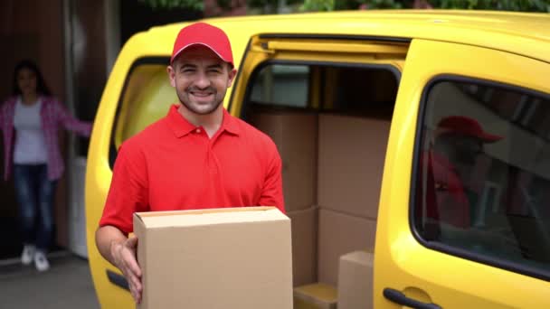 Bonito Homem Entrega Vermelho Uniforme Fica Perto Caminhão Chalupe Enquanto — Vídeo de Stock