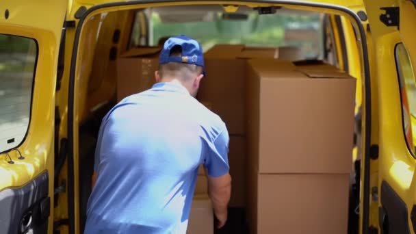 Diligente repartidor sacar caja de coche amarillo para dárselo a la mujer — Vídeos de Stock