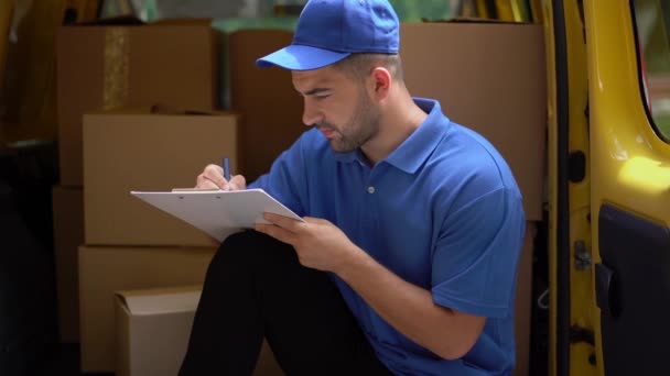 Correio Focado Uniforme Azul Está Escrevendo Repost Enquanto Sentado Parte — Vídeo de Stock
