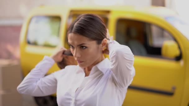 Geschäftsfrau benutzt Haarband, um einen Pferdeschwanz zu machen — Stockvideo