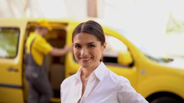 Muestra sonriente mujer de negocios ok. Van de entrega borrosa y mensajero en el fondo — Vídeo de stock