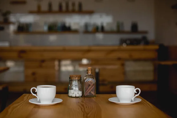 Чашки кофе на столе в кафе — стоковое фото