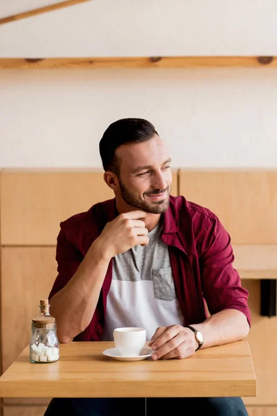 Hombre guapo tomando un café en el café — Foto de Stock