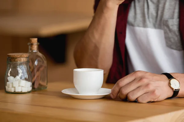 英俊的男人坐在咖啡馆里喝咖啡 — 图库照片