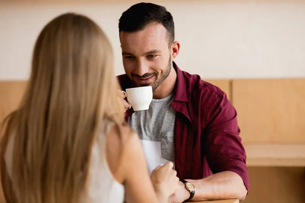 Linda pareja tomando café juntos en la cafetería — Foto de Stock