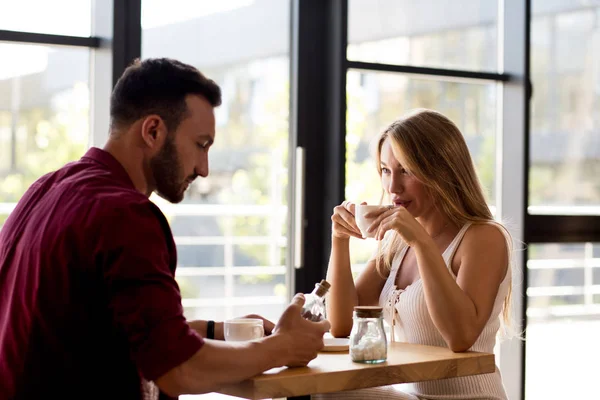 Linda pareja tomando café juntos en la cafetería —  Fotos de Stock