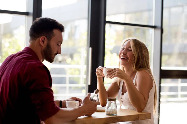 Linda pareja tomando café juntos en la cafetería — Foto de Stock