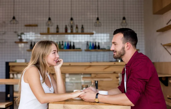 Linda pareja tomando café juntos en la cafetería — Foto de Stock